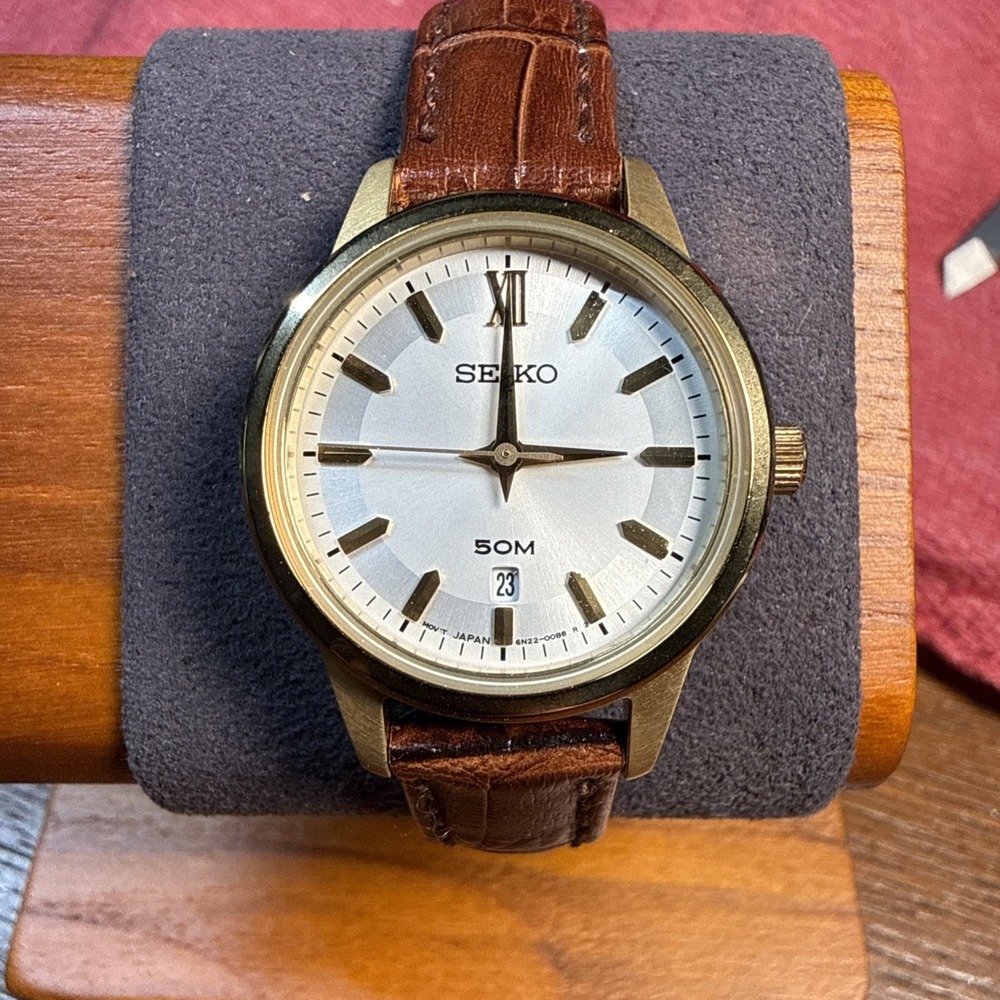 Seiko 6N22-00A0 Ladies Quartz Watch Gold Tone Silver Dial Date Leather 28.5mm